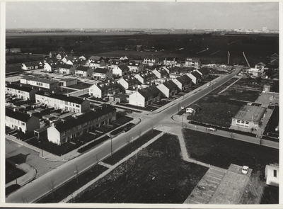 1003128 Luchtfoto van de Mendes Da Costalaan te Nieuwegein, met daarachter de woningen aan de Rietveldlaan.